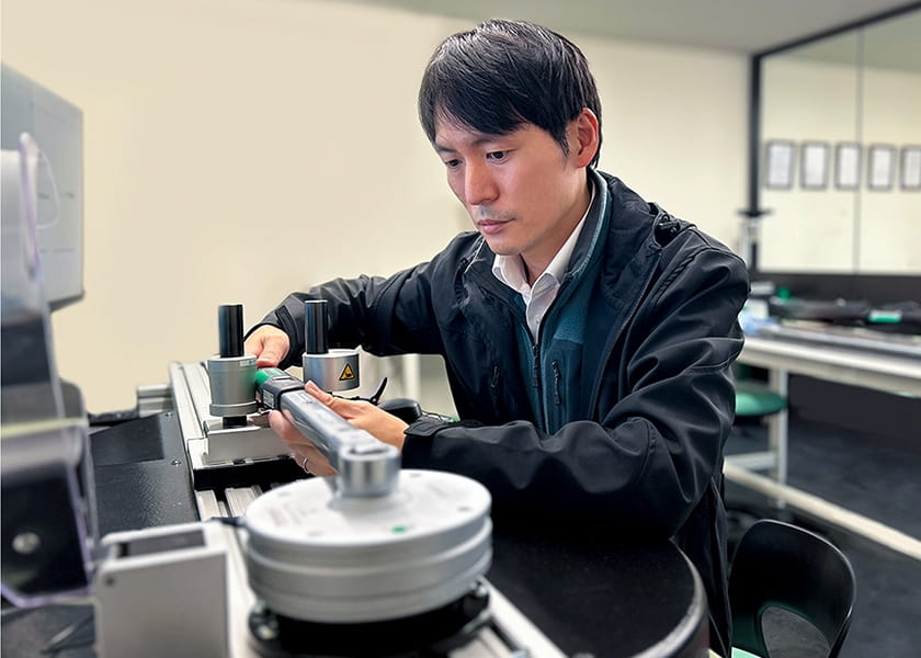 商品を修理する様子