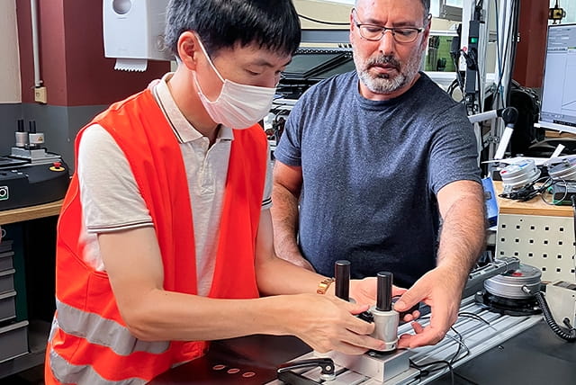 トレーニングを受けている技術者