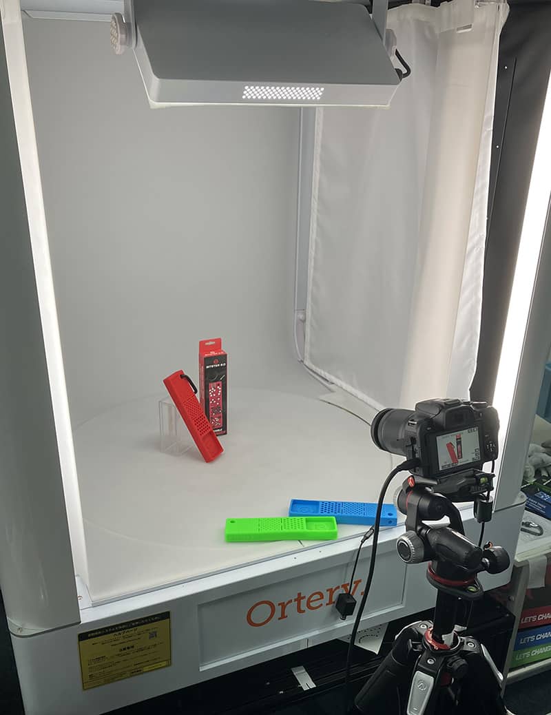 自動撮影機で撮影している様子