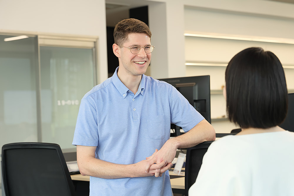 他の社員と