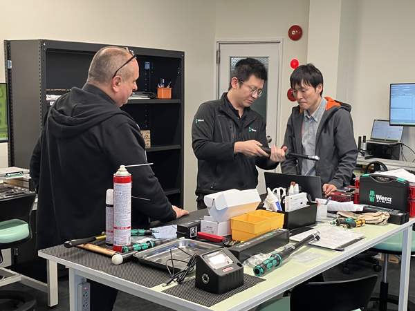 新製品の修理や調整方法について指導風景